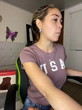 Snapshot of emma_oxford chatting on 02-11-25, 02:46 emma oxford online show from 02-11-25, 02:46