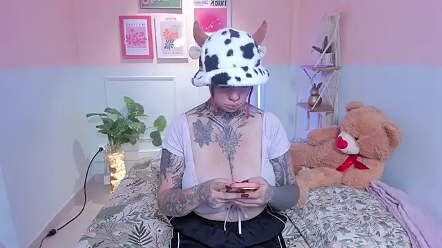 ViolettaBaker  online show from 11-23-25, 03:34