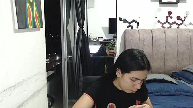 Snapshot of Liza_Thurner chatting on 01-05-25, 12:31 Liza Thurner online show from 01-05-25, 12:31