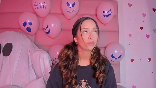 Snapshot of little-Emma chatting on 10-13-25, 12:21 little-Emma online show from 10-13-25, 12:21