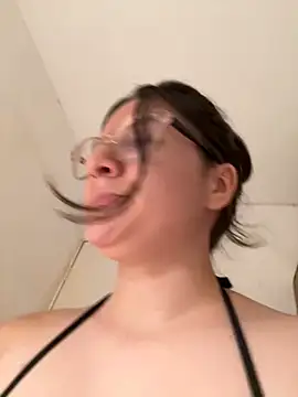 Snapshot of livgomez chatting on 01-07-25, 12:24 livgomez online show from 01-07-25, 12:24