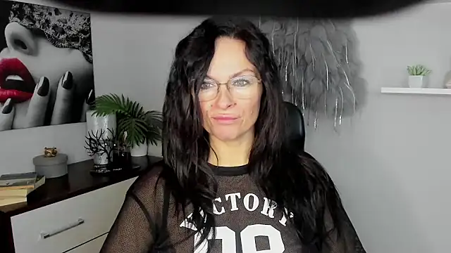 Snapshot of HelenLuxx chatting on 01-20-25, 06:53 HelenLuxx online show from 01-20-25, 06:53