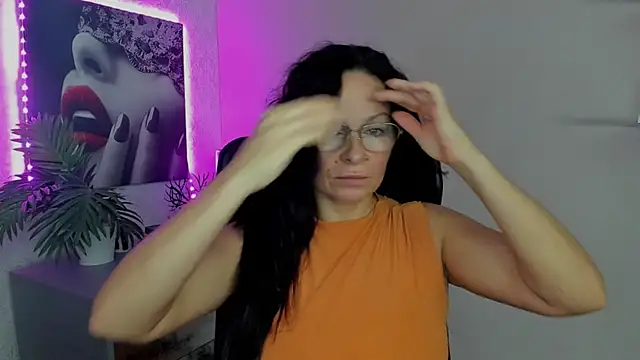 Snapshot of HelenLuxx chatting on 09-25-25, 05:33 HelenLuxx online show from 09-25-25, 05:33