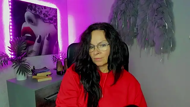 Snapshot of HelenLuxx chatting on 10-16-25, 05:47 HelenLuxx online show from 10-16-25, 05:47