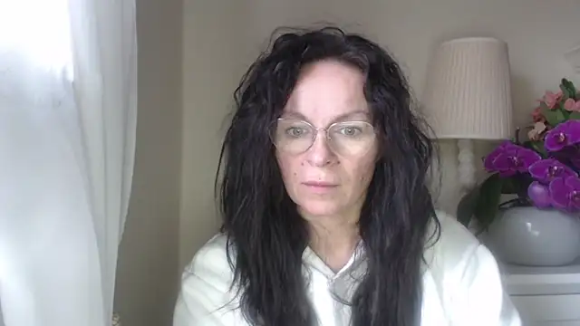 Snapshot of HelenLuxx chatting on 10-21-25, 06:14 HelenLuxx online show from 10-21-25, 06:14