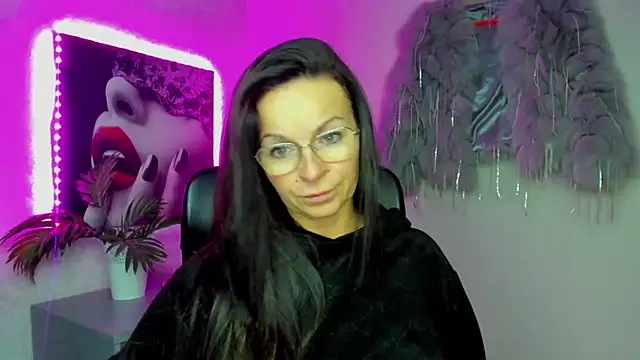 Snapshot of HelenLuxx chatting on 11-25-25, 03:45 HelenLuxx online show from 11-25-25, 03:45