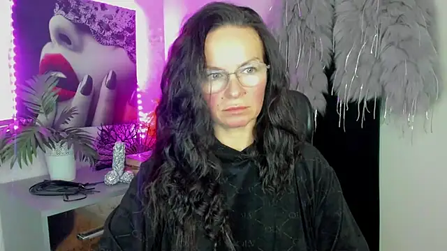 HelenLuxx online show from 02-18-26, 05:53