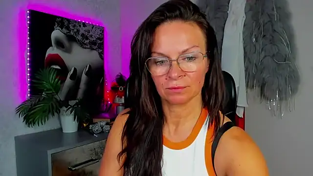 Snapshot of HelenLuxx chatting on 06-11-26, 04:38 HelenLuxx online show from 06-11-26, 04:38