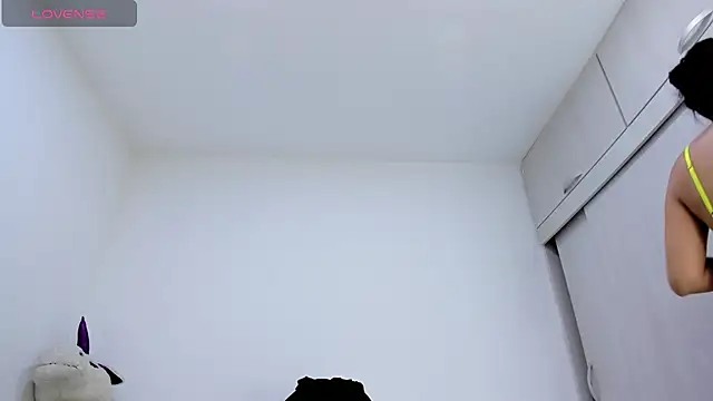 Amelia Debora Antonella online show from 04-17-26, 04:21