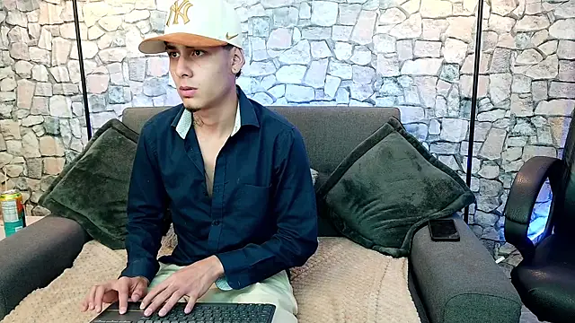 Bastiaan 28 online show from 11-21-25, 04:33