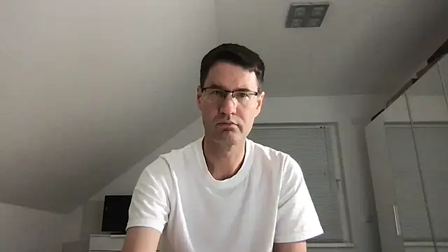 Snapshot of zxzx_cam1 chatting on 12-15-24, 09:53 zxzx cam1 online show from 12-15-24, 09:53