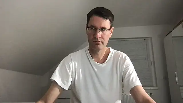 Snapshot of zxzx_cam1 chatting on 12-20-24, 04:46 zxzx cam1 online show from 12-20-24, 04:46