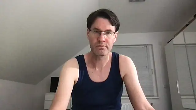 Snapshot of zxzx_cam1 chatting on 03-21-25, 11:12 zxzx cam1 online show from 03-21-25, 11:12