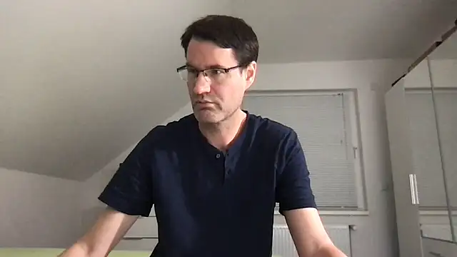 Snapshot of zxzx_cam1 chatting on 09-28-25, 09:09 zxzx cam1 online show from 09-28-25, 09:09