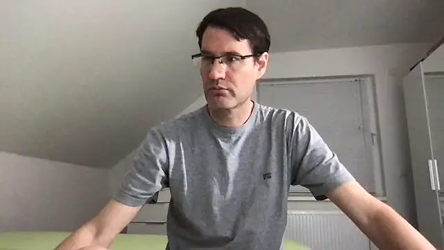 Snapshot of zxzx_cam1 chatting on 10-11-25, 05:33 zxzx cam1 online show from 10-11-25, 05:33