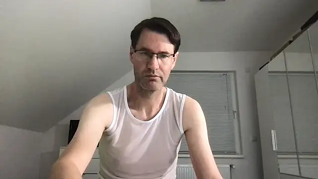 Snapshot of zxzx_cam1 chatting on 10-19-25, 03:12 zxzx cam1 online show from 10-19-25, 03:12