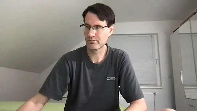 Snapshot of zxzx_cam1 chatting on 10-26-25, 05:08 zxzx cam1 online show from 10-26-25, 05:08