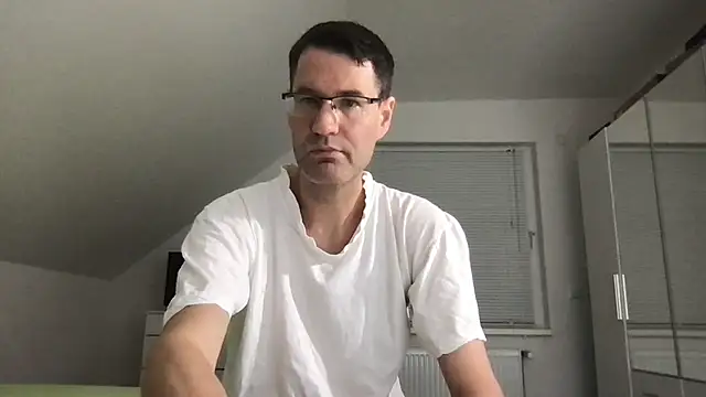 Snapshot of zxzx_cam1 chatting on 11-01-25, 04:09 zxzx cam1 online show from 11-01-25, 04:09