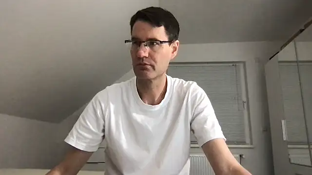 Snapshot of zxzx_cam1 chatting on 11-14-25, 06:28 zxzx cam1 online show from 11-14-25, 06:28