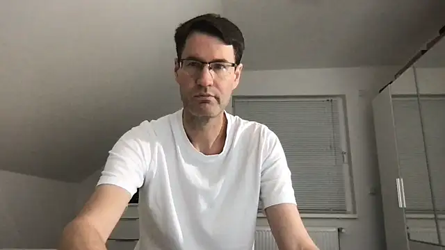 Snapshot of zxzx_cam1 chatting on 11-29-25, 04:10 zxzx cam1 online show from 11-29-25, 04:10