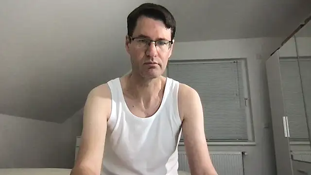 Snapshot of zxzx_cam1 chatting on 12-14-25, 05:18 zxzx cam1 online show from 12-14-25, 05:18