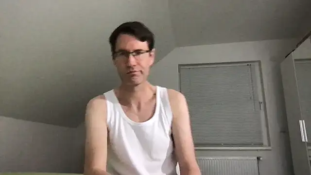 Snapshot of zxzx_cam1 chatting on 01-16-26, 05:17 zxzx cam1 online show from 01-16-26, 05:17