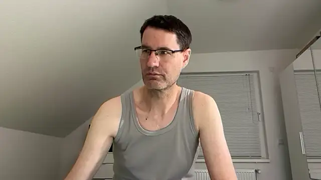 Snapshot of zxzx_cam1 chatting on 02-08-26, 06:00 zxzx cam1 online show from 02-08-26, 06:00