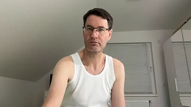 Snapshot of zxzx_cam1 chatting on 02-15-26, 06:26 zxzx cam1 online show from 02-15-26, 06:26