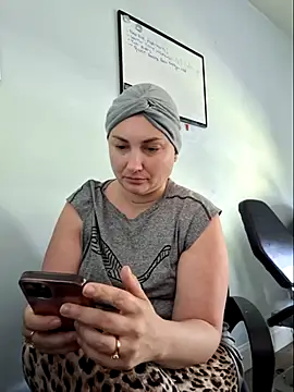 MilfyMrsRobinson online show from 05-18-26, 01:50
