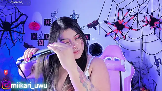 Snapshot of Ahri_Elderwood chatting on 10-15-25, 05:07 Ahri Elderwood online show from 10-15-25, 05:07