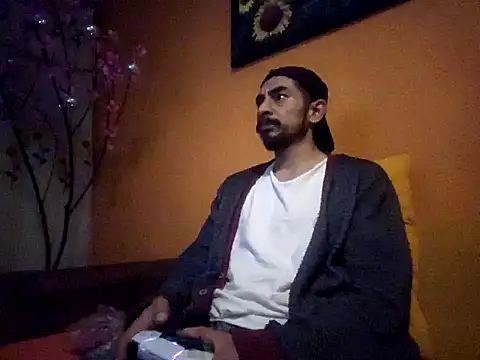 Angel Coronel online show from 12-12-24, 01:43