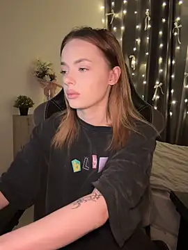 Snapshot of _MayShy_ chatting on 12-15-24, 05:10 MayShy online show from 12-15-24, 05:10