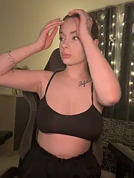 Snapshot of _MayShy_ chatting on 12-18-24, 08:25 MayShy online show from 12-18-24, 08:25