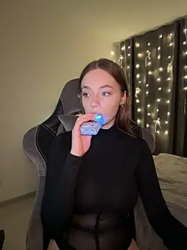 Snapshot of _MayShy_ chatting on 01-06-25, 10:15 MayShy online show from 01-06-25, 10:15