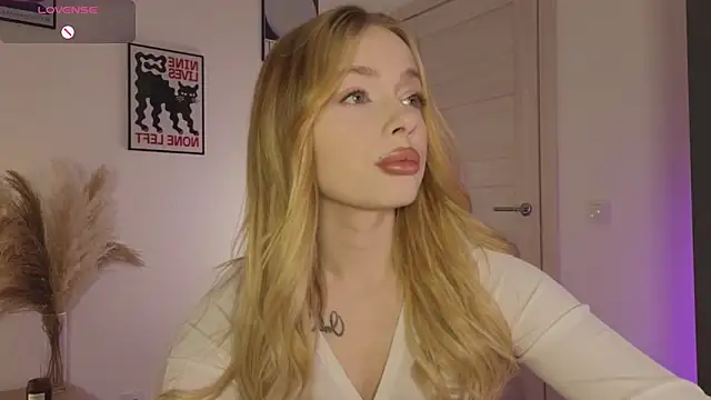 Snapshot of _MayShy_ chatting on 03-19-25, 02:35 MayShy online show from 03-19-25, 02:35