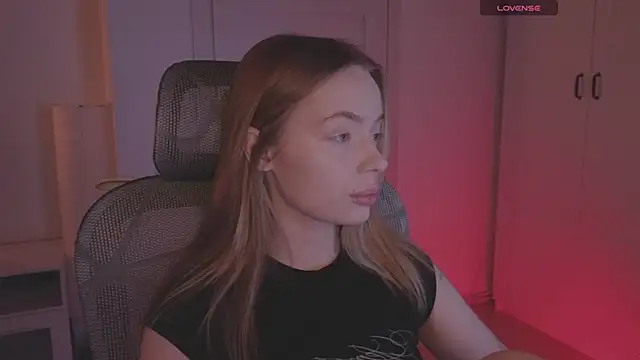 Snapshot of _MayShy_ chatting on 10-25-25, 01:18 MayShy online show from 10-25-25, 01:18