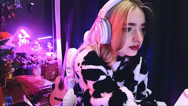 Snapshot of Avi_Nile chatting on 01-17-25, 01:47 Avi Nile online show from 01-17-25, 01:47