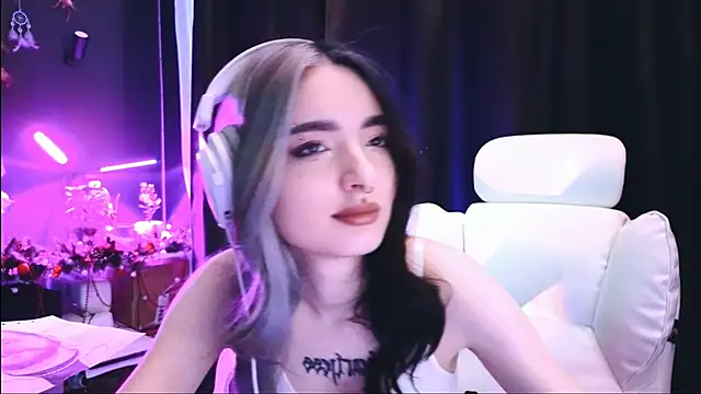 Snapshot of Avi_Nile chatting on 01-20-25, 02:22 Avi Nile online show from 01-20-25, 02:22