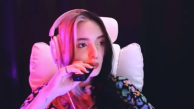 Snapshot of Avi_Nile chatting on 02-06-25, 02:22 Avi Nile online show from 02-06-25, 02:22