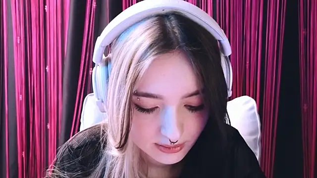 Snapshot of Avi_Nile chatting on 02-18-25, 05:42 Avi Nile online show from 02-18-25, 05:42