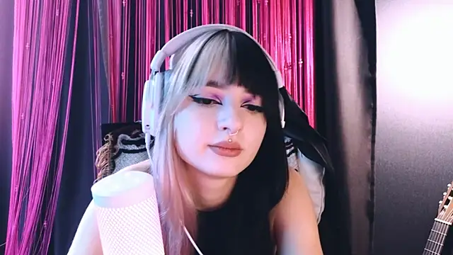 Snapshot of Avi_Nile chatting on 09-11-25, 05:07 Avi Nile online show from 09-11-25, 05:07