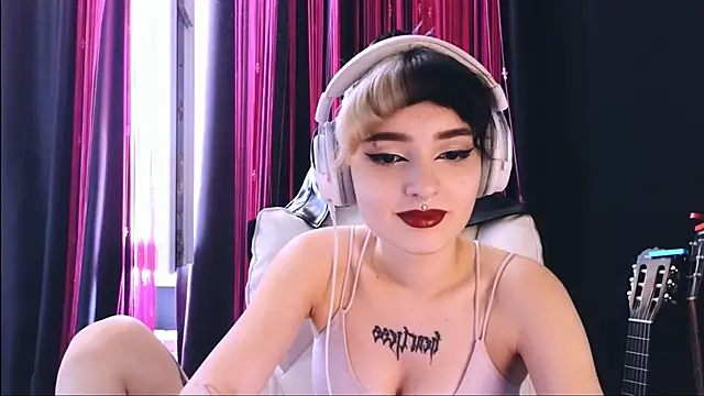 Snapshot of Avi_Nile chatting on 09-20-25, 05:08 Avi Nile online show from 09-20-25, 05:08