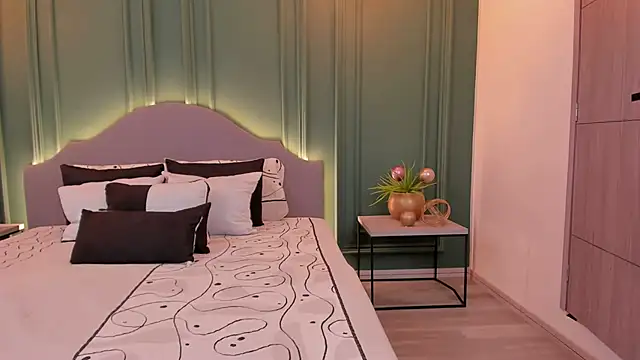 IrisBaker online show from 12-22-24, 05:42