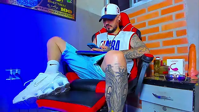 Snapshot of smoker445 chatting on 09-17-25, 11:06 smoker445 online show from 09-17-25, 11:06