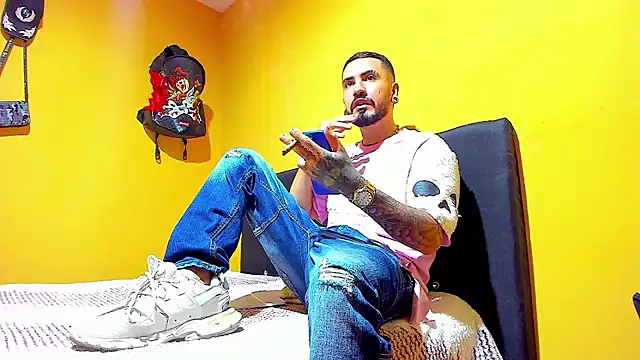 Snapshot of smoker445 chatting on 12-23-25, 01:03 smoker445 online show from 12-23-25, 01:03