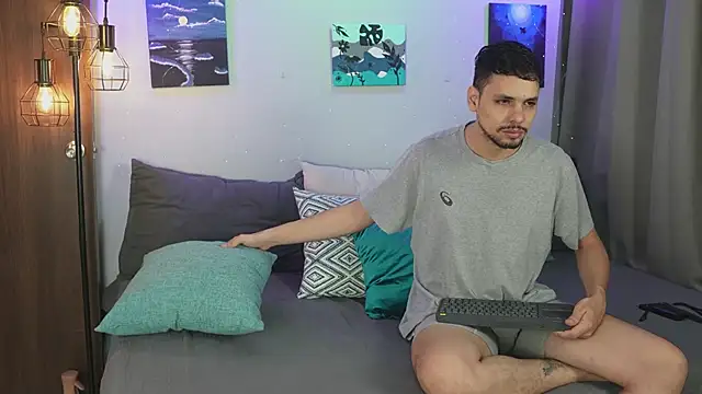 Snapshot of Cleoanubis- chatting on 10-17-25, 05:32 Cleoanubis- online show from 10-17-25, 05:32