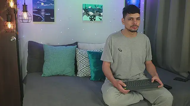 Snapshot of Cleoanubis- chatting on 11-10-25, 03:38 Cleoanubis- online show from 11-10-25, 03:38