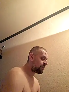 Snapshot of Huncutkuki chatting on 12-27-24, 04:32 Huncutkuki online show from 12-27-24, 04:32