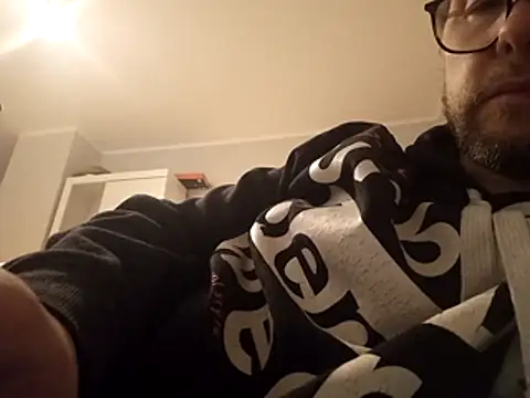 Snapshot of larsgessner30 chatting on 10-23-25, 10:30 larsgessner30 online show from 10-23-25, 10:30