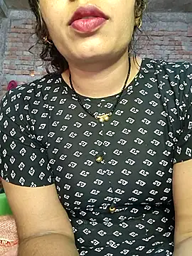 Snapshot of Simaran_bhabhi chatting on 03-01-25, 04:15 Simaran bhabhi online show from 03-01-25, 04:15